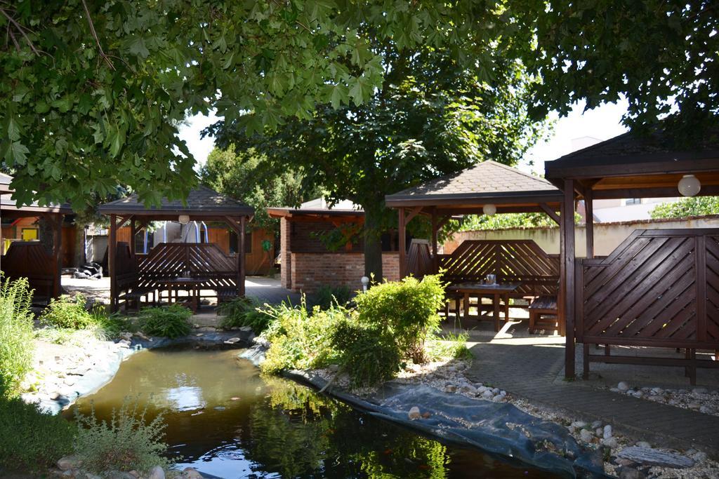 Hotel U Racka Ostrožská Nová Ves Exteriör bild