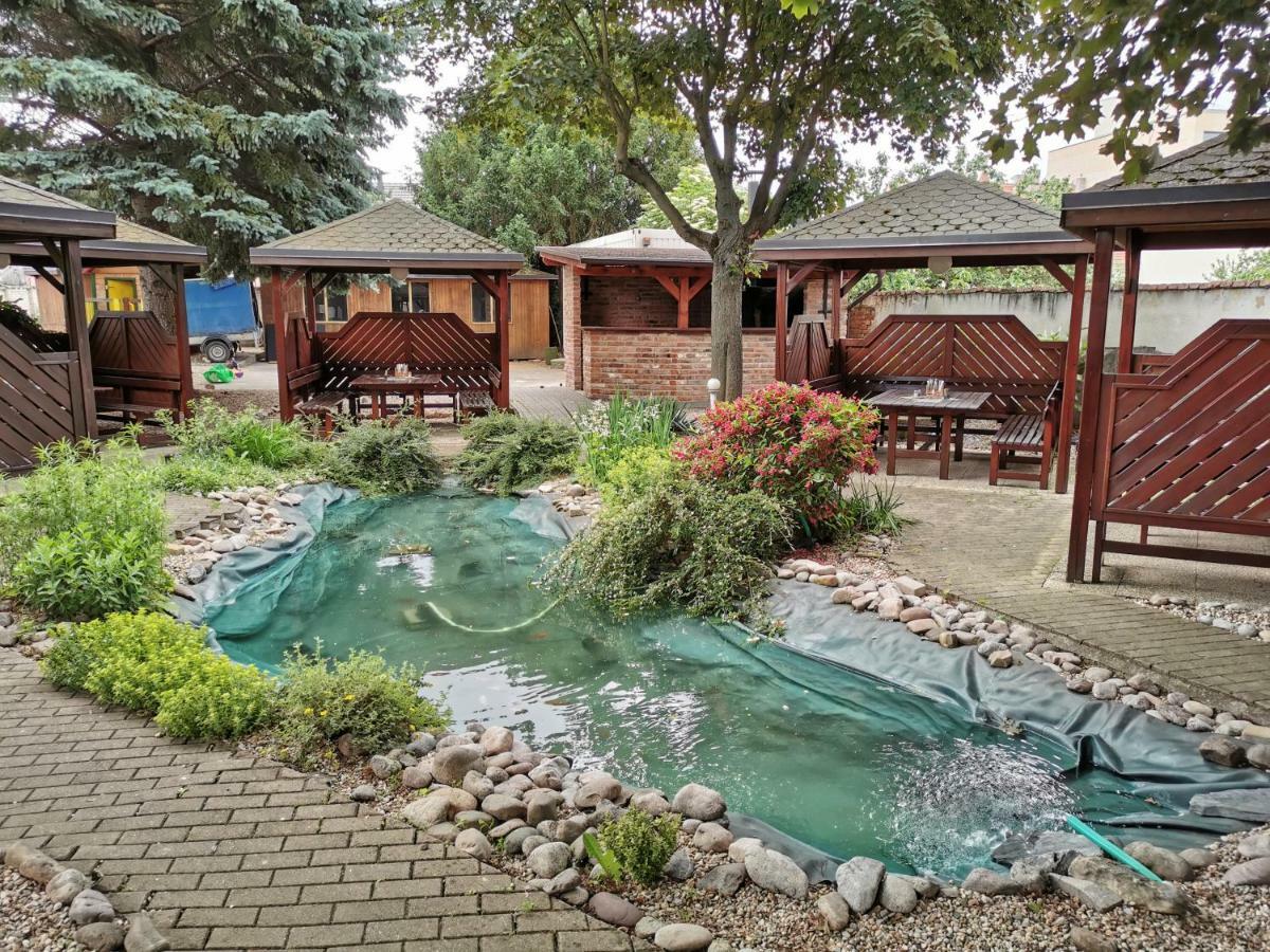 Hotel U Racka Ostrožská Nová Ves Exteriör bild